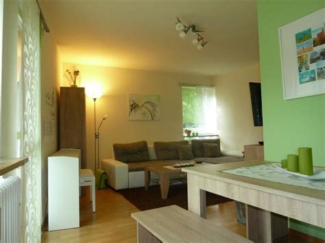 Liste der beliebtesten wohnung vermieten in münchen; Essecke mit grüner Wand im Wohnzimmer - 2-Zimmerwohnung in ...