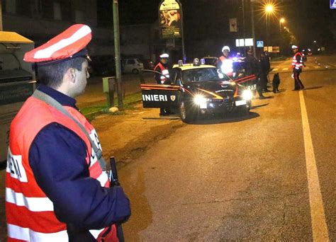 Picchia La Moglie Davanti Ai Figli I Carabinieri Lo Arrestano Finisce