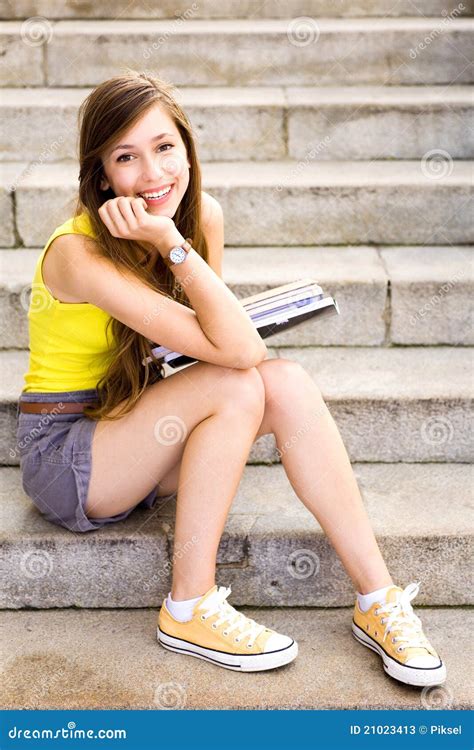 Menina Que Senta Se Em Escadas Imagem De Stock Imagem De Ocasional Exterior 21023413