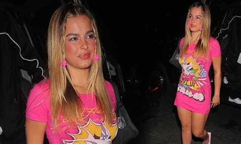 Addison Rae Flaunts Her Tanned Pins In A Thigh Skimming Fuchsia Pink T