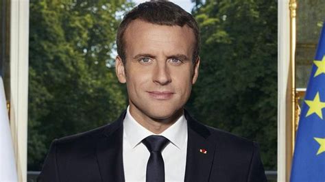 Le portrait officiel d'Emmanuel Macron, dans son bureau et devant les jardins