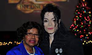 Michael Jacksons Mother Poses For Eerie Photo With Impersonator Daily Mail Online