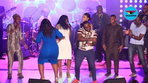 Fans Dance To Kwassa Kwassa On Stage With Kanda Bongoman Youtube