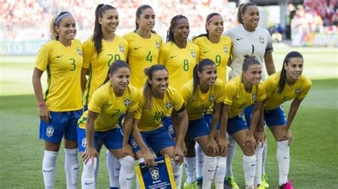 Marta, duas vezes, debinha e . Seleção feminina termina 2016 na nona colocação do ranking ...