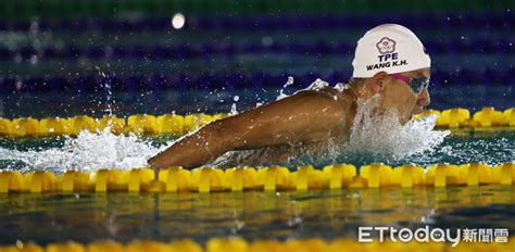 自王星皓先在 8 月中香港公開賽，以 200 公尺混合式 1:59.44 東京奧運 a 標達陣，接著王冠閎於 8 月底世青賽的 200 公尺蝶式，游出 1:56.48、壓線東京奧運 a 標， 兩位選手瞬成為矚目焦點，無疑聚焦所有人目光。 王星皓這次出戰 7 項個人項目、3 項團隊接力. 全中運／王冠閎200蝶再破大會 締造5連霸超狂紀錄 | ETtoday運動雲 | ETtoday新聞雲