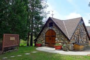 All redwoods in yosemite cabins are inside yosemite national park about 4.5 miles inside the south gate on highway 41/the wawona road in the charming town of wawona. Yosemite National Park Cabin Rentals & Getaways - All Cabins