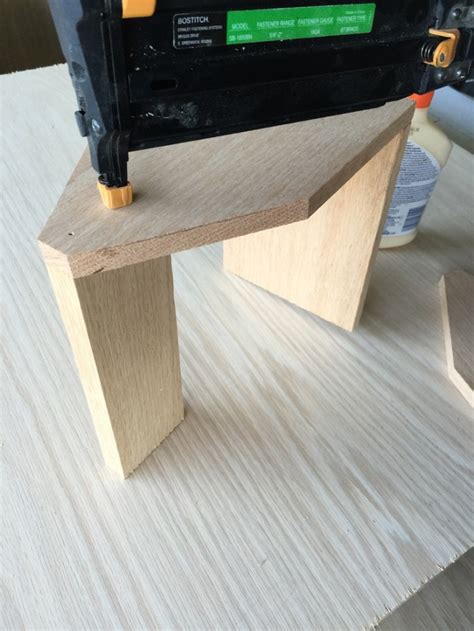 Makes an awesome gift for father's day, birthdays. DIY Beer Tote | Free Plans | Rogue Engineer