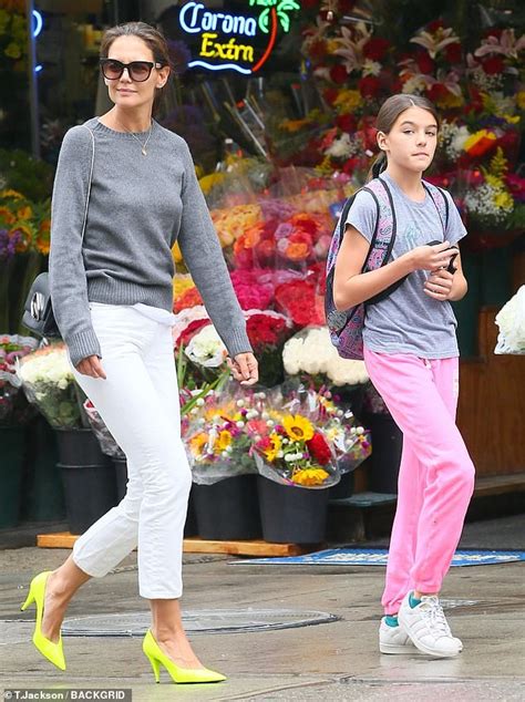 Katie Holmes Steps Out With Mini Me Daughter Suri During Rainy Day In New York Daily Mail Online