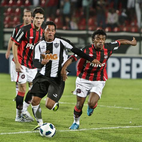No mineirão, atlético e chapecoense fecham a quinta rodada da série a. Atlético x Atlético PR 21.05.2011 | SETE LAGOAS/ MINAS ...