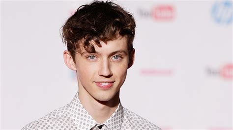Troye Sivan Has The BEST Reaction To His Nude Pics Leaking YouTube