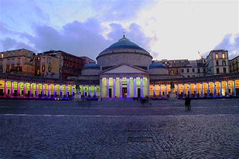 Cad Atá Le Feiceáil I Napoli