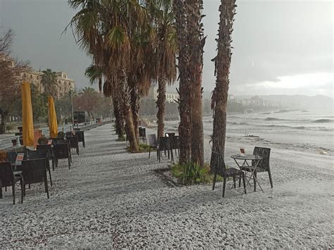 Chicchi di modeste dimensioni ma caduti con grande intensità, hanno imbiancato le strade una forte e intensa grandinata ha colpito poco fa, intorno alle 21.15, la città di torino. Forte grandinata su Salerno, lungomare imbiancato [Foto e ...