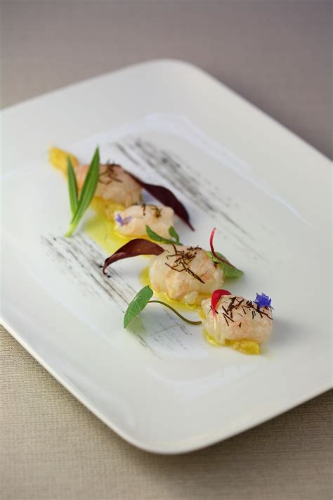 Crudo di scampi con chutney di pesce e foglie di pepe d ...