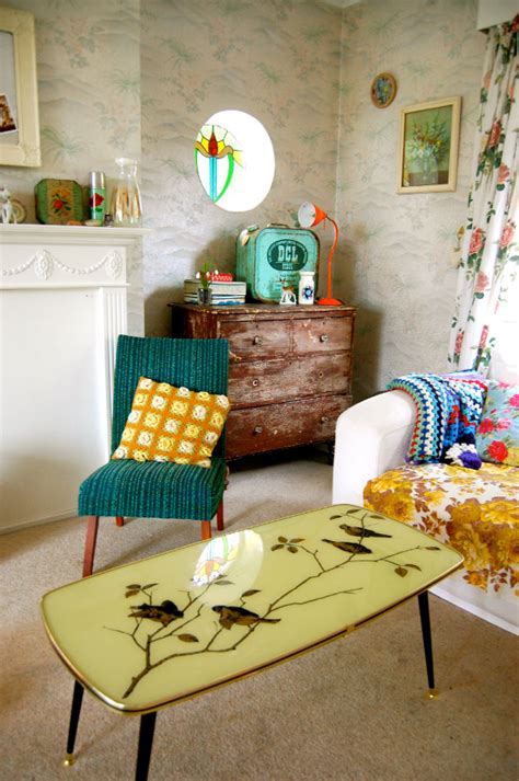 This style is achieved by displaying old items as mentioned above and the excessive use of fabric and classic style furniture. 25 Wonderful Vintage Living Room Design Ideas - Decoration ...