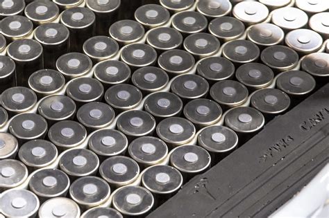 테슬라 배터리 공급업체 파나소닉 상용 4680 셀 생산 연기