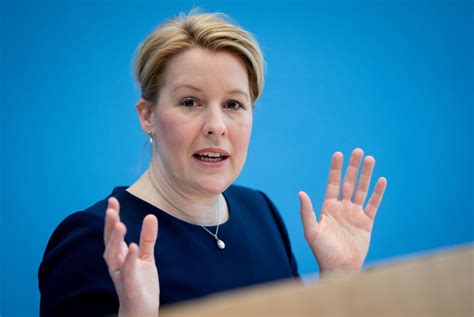 Dem koalitionspartner und den oppositionsparteien geht das nicht weit. Rücktritt im Bund, weiter in Berlin - Giffey mit gewagtem ...