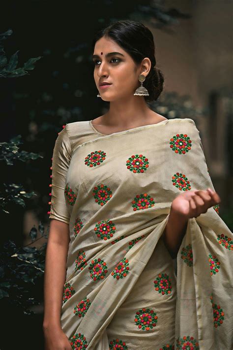 Today, it is trendy to wear latest plain sarees with designer blouse designs. Latest Saree Blouse Designs Pinterest | RLDM