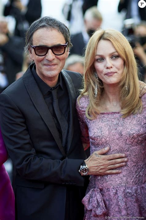 Cannes 2021 : Vanessa Paradis en robe fendue, inséparable de son mari Samuel