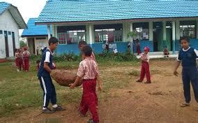 Mengerjakan kegiatan kerja bakti seperti membersihkan halaman sekolah bersama sama. Pengertian Gotong Royong, Manfaat, Nilai dan Contoh Bentuk ...