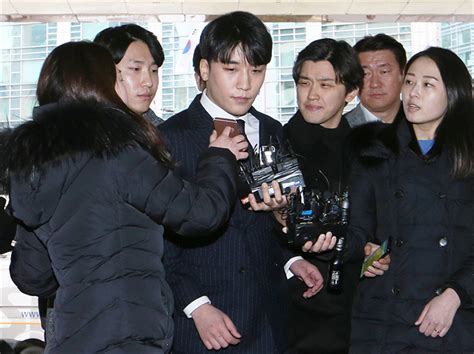 뇌물수수·성접대 혐의로 기소된 김학의 전 법무차관은 1심에서 무죄, 2심에선 뇌물 혐의에 대해 징역 2년6개월을 선고받고 수감 중이다. '버닝썬·김학의·장자연'…여의도 정쟁 뇌관되나?