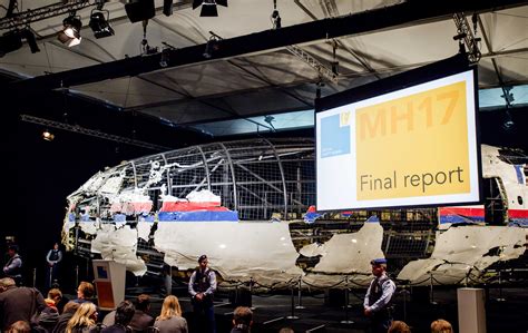 Pictures Investigators Piece Together The Wreckage Of Mh17 And Blame