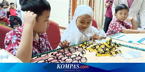 Mata minus yang terjadi pada anak anda yang sedang beranjak remaja memang kerap kali menjadi penghalang impian mereka untuk mendapatkan pekerjaan idaman mereka kelak. Anak Mata Minus Potensi 3 Kali Lebih Besar Tidak Naik Kelas