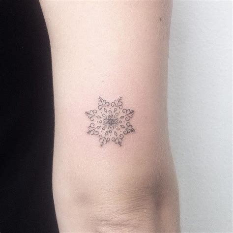 snowflake tattoo4 Tatouage flocon de neige Idées de tatouages