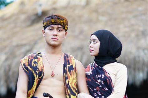 Pada acara lamaran, lesti kejora diketahui kembali meminta restu sang ayah, endang mulyana. Potret Mirip Prewedding Rizky Billar dan Lesti Kejora ...
