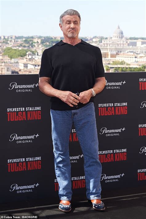 Sylvester Stallone Ha Una Figura Casual In Maglietta Nera E Jeans Al Photocall Di Tulsa King A