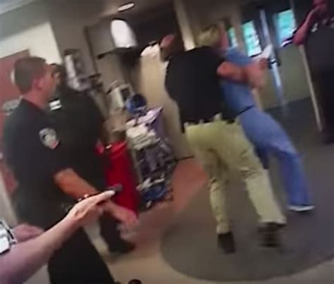 video mira cómo arrestan a una enfermera por no extraer sangre de un paciente inconsciente la