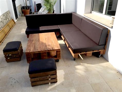 We have chosen the top 20 which are most popular ones to get you the most mesmerizing and fetching layouts and designs for both interior and exterior seating plans. Pallet Sectional Sofa Set with Black Cushion - 101 Pallets
