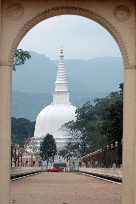 Mahiyangana Raja Maha Vihara Is An Ancient Buddhist Temple In