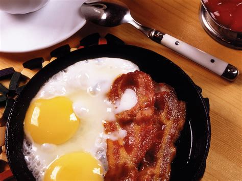Cooked Bacon And Egg On A Black Frying Pan Hd Wallpaper Wallpaper Flare