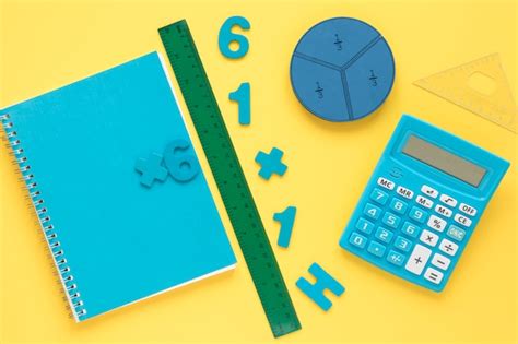 Coloridos Números Matemáticos Con Cuaderno Y Calculadora Foto Gratis