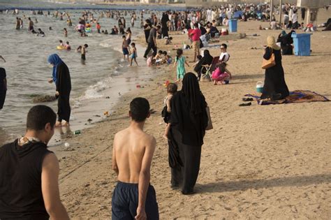 اولین بار در عربستان سعودی تفریح آزادانه زنان و مردان در ساحل دریا تصاویر سایت خبری تحلیلی