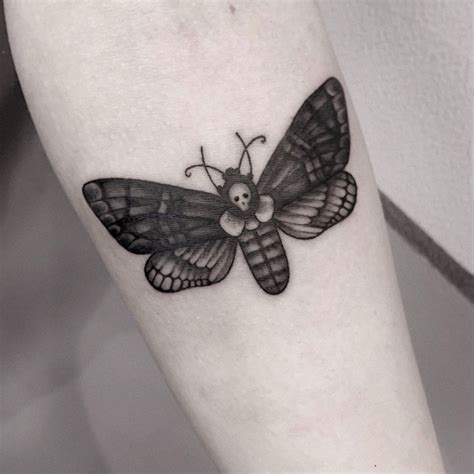 Any questions about whether a tattoo will work or how to add to. 𝐍𝐢𝐤𝐤𝐢 𝐆. 𝐀𝐫𝐭 on Instagram | Deaths head moth, Flower ...