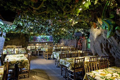 The Rainforest Cafe A Lush Tropical Oasis In The Heart Of The Las