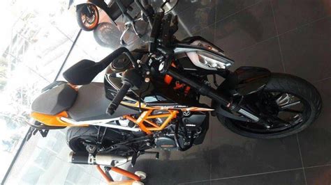 The duke 390 comes with disc front brakes and disc rear brakes along with abs. 2017 KTM 390 Duke Black colour variant spotted at a dealership