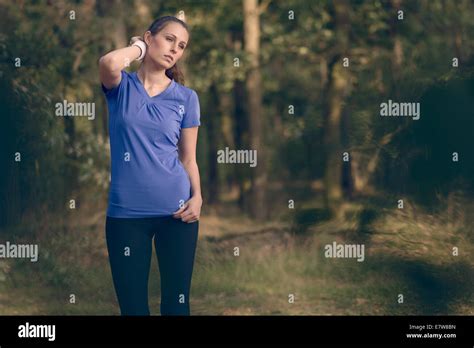 mujer sudando ejercicios fotografías e imágenes de alta resolución alamy