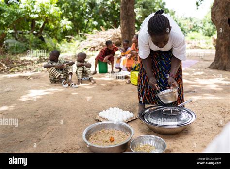 Vista Frontal De Una Joven Madre Africana Condimentando Arroz En Un