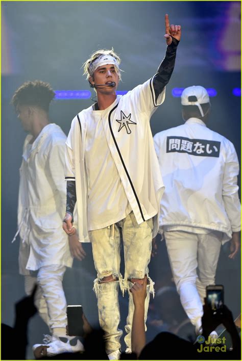 Full Sized Photo Of Justin Bieber Allstate Arena Show Rdma Appearance