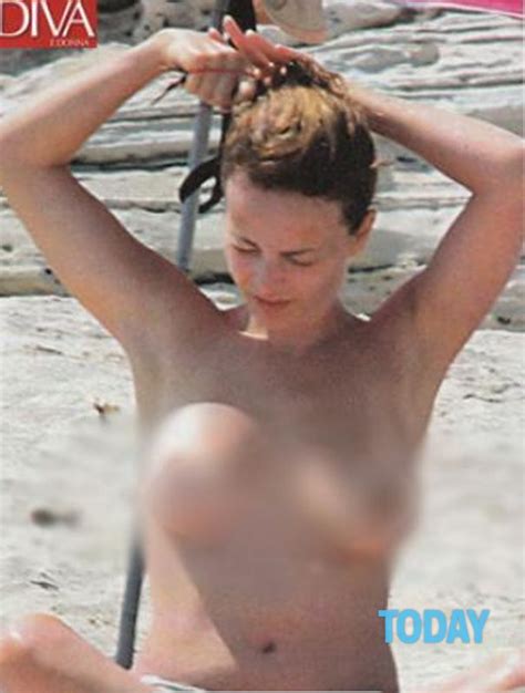 Violante Placido super hot topless e sexy nudità in spiaggia