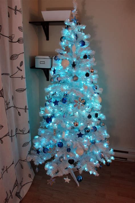 Blue, silver and white balls decorate this nautical tree, mixed with 17. Luhivy's favorite things: 12 Days of Christmas : My ...