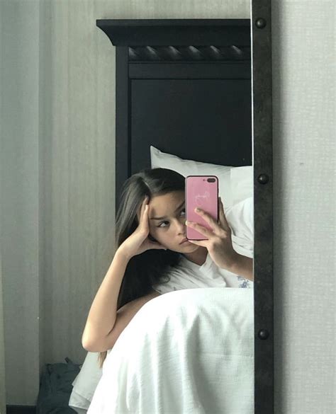 Pin By Вален On Эстетические девушки Mirror Selfie Instagram Poses