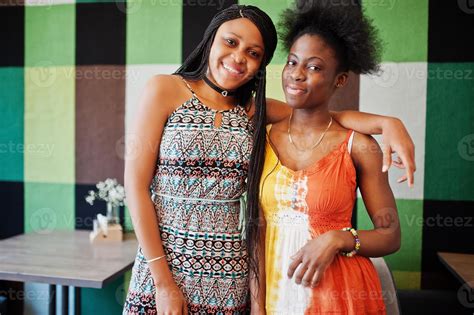 Deux Copines Africaines Noires Des Robes D T Pos Es Dans Un Caf