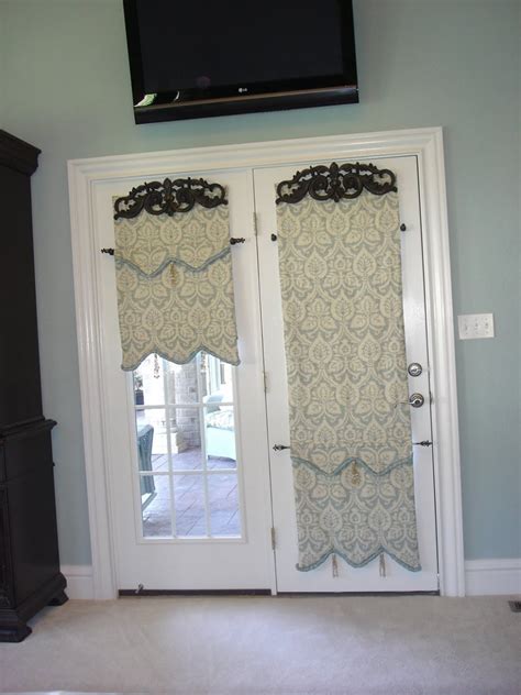 Applying window treatment basics and making accommodations for the door's functional purpose are keys to success. Front Door Window Coverings: Adorning and Adding the Extra Privacy of Your Home - HomesFeed