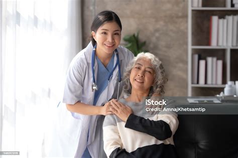 Foto De Médica Ou Enfermeira Asiática Gentilmente Orienta E Cuida De Pacientes Idosos Em Casa