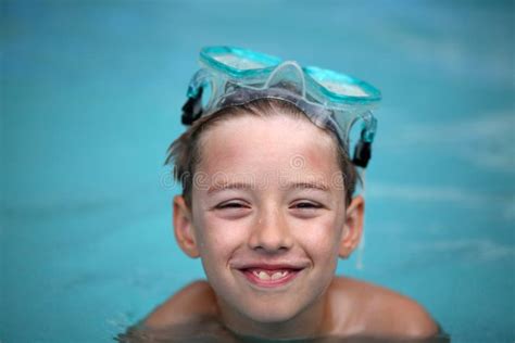 Ragazzo Nella Piscina Immagine Stock Immagine Di Felice 15214859