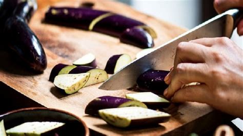 Terong ungu sudah sangat lumrah diolah menjadi lauk makan nasi. Manfaat Terong Ungu Untuk Kesehatan yang Jarang Orang Tahu
