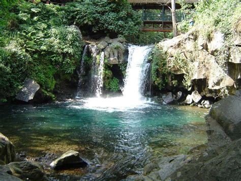 Purépecha yaylalarının batı ucunda , tierra caliente bölgesinin hemen doğusunda yer almaktadır. Tammy´stouristattractions: CONOCIENDO URUAPAN MICHOACAN